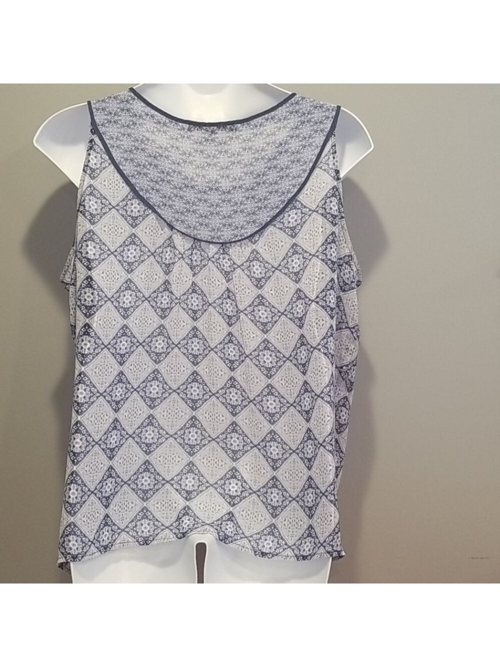 Rose & Olivia blue design sheer sleeveless blouse. - Picture 4 of 7